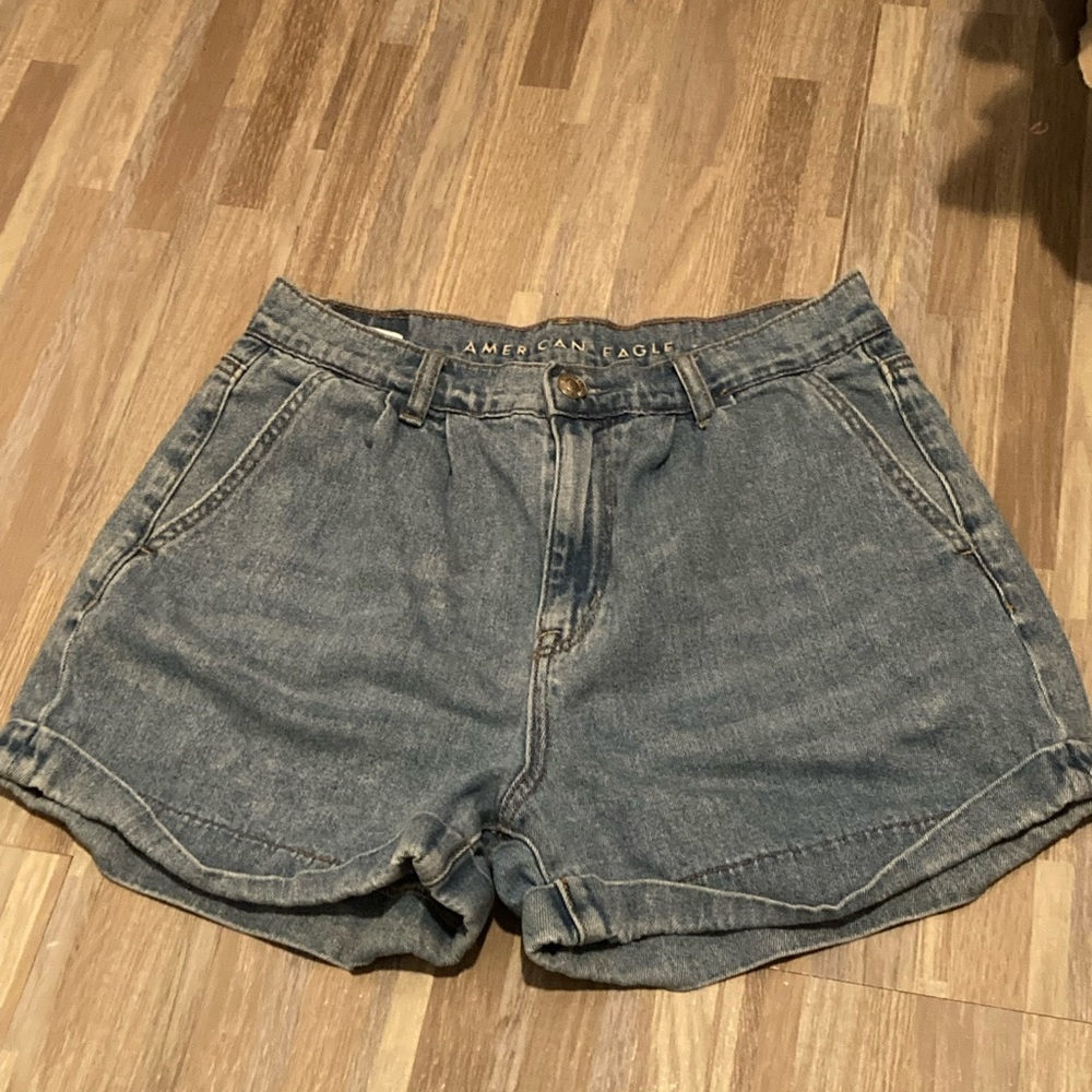 American eagle mom short!